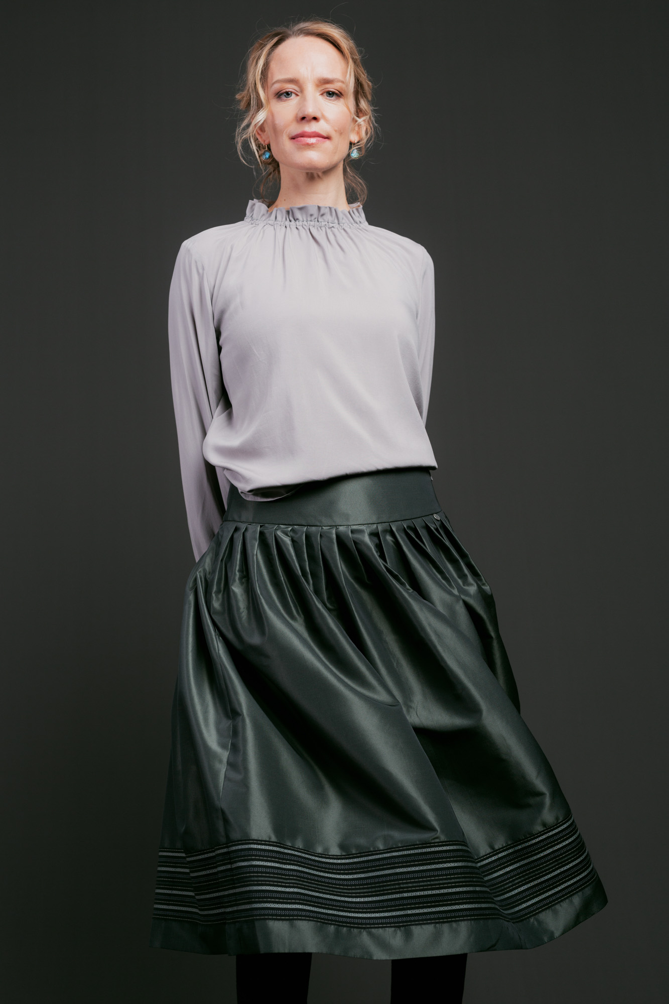 Bluse-Damen-Rueschen-grau-Emma