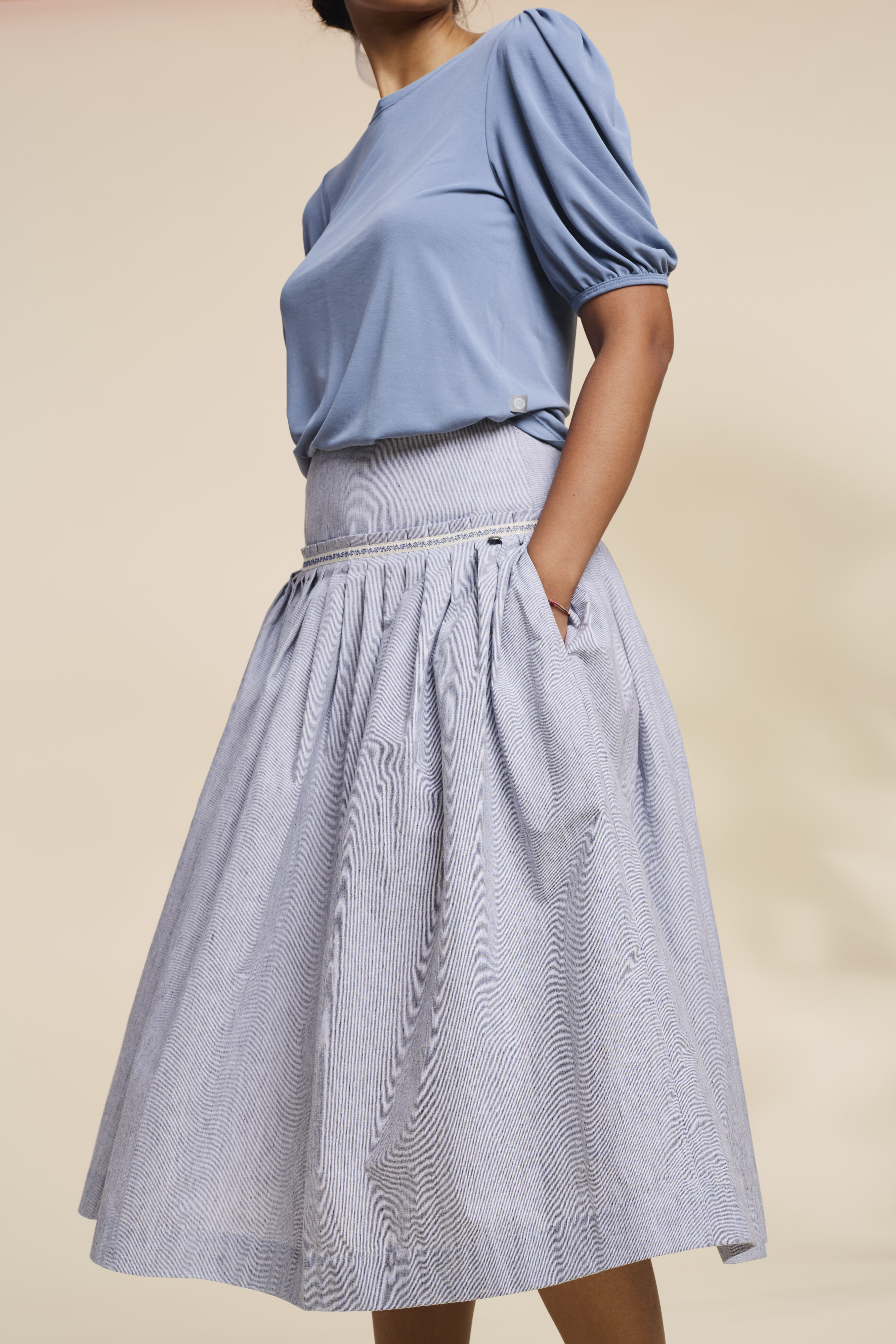 Trachenrock-lang-Streifen-graublau-Weissach