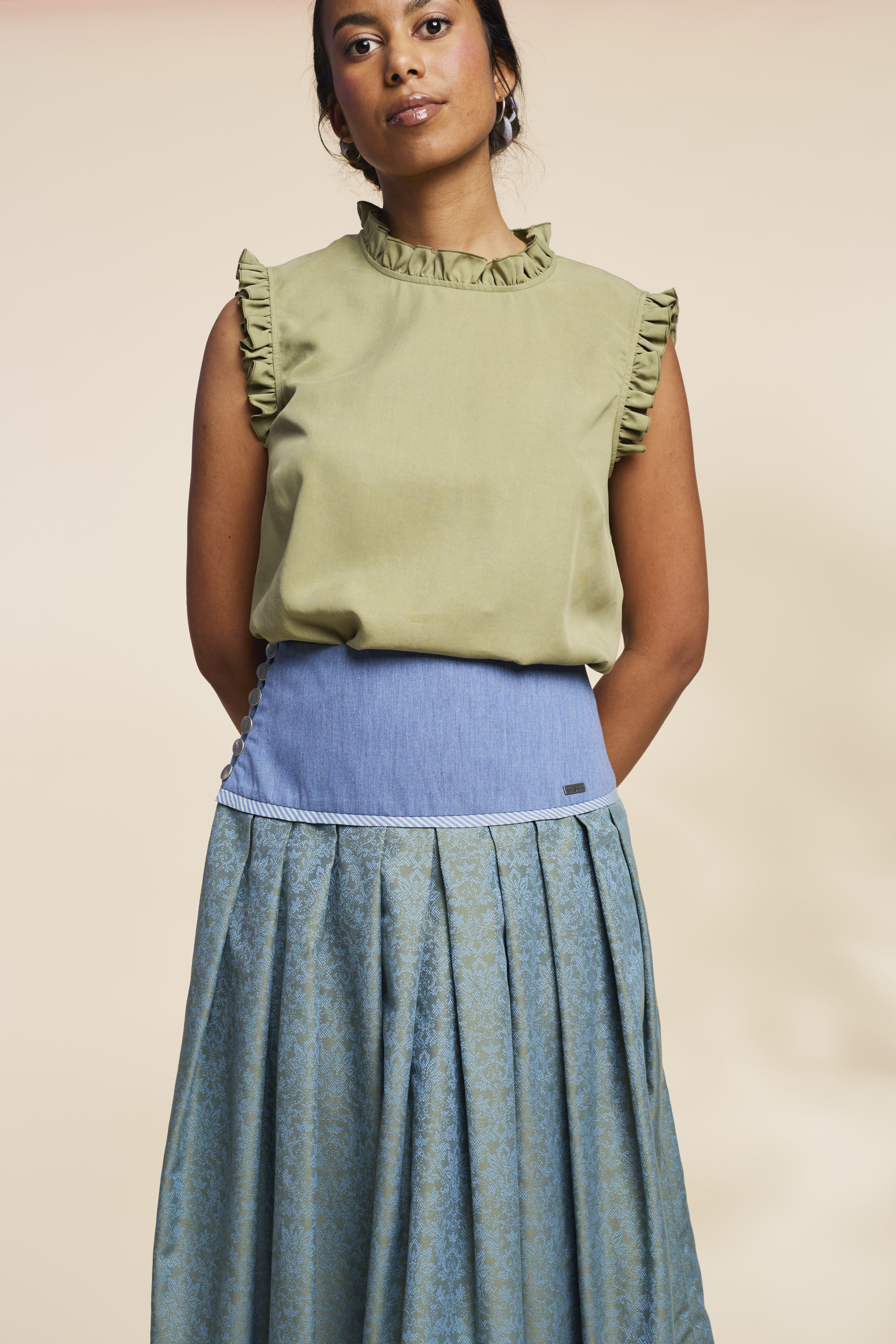 Trachtenbluse-Rueschen-aermellos-olivgruen-Iris