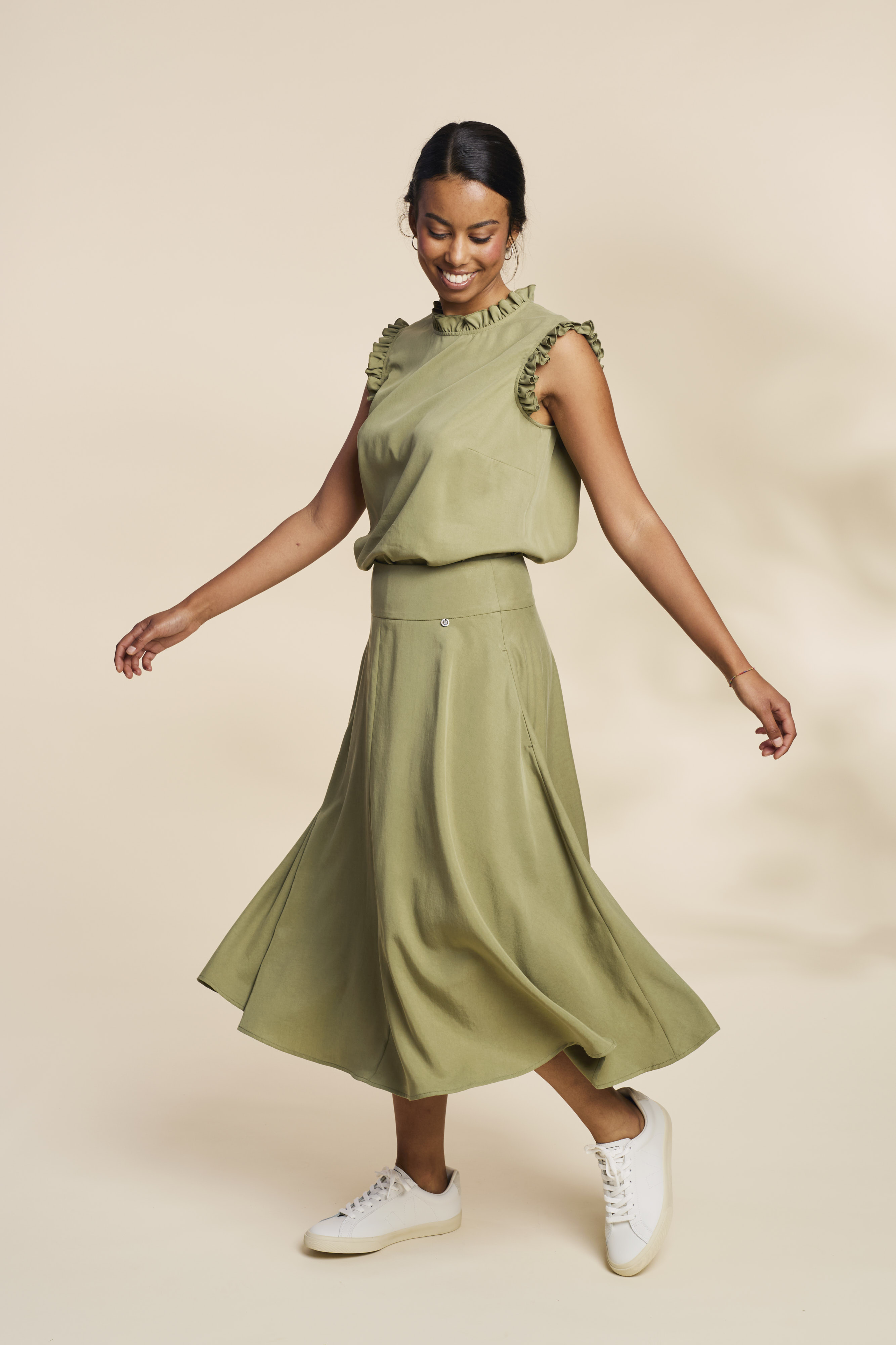 Trachtenbluse-Rueschen-aermellos-olivgruen-Iris