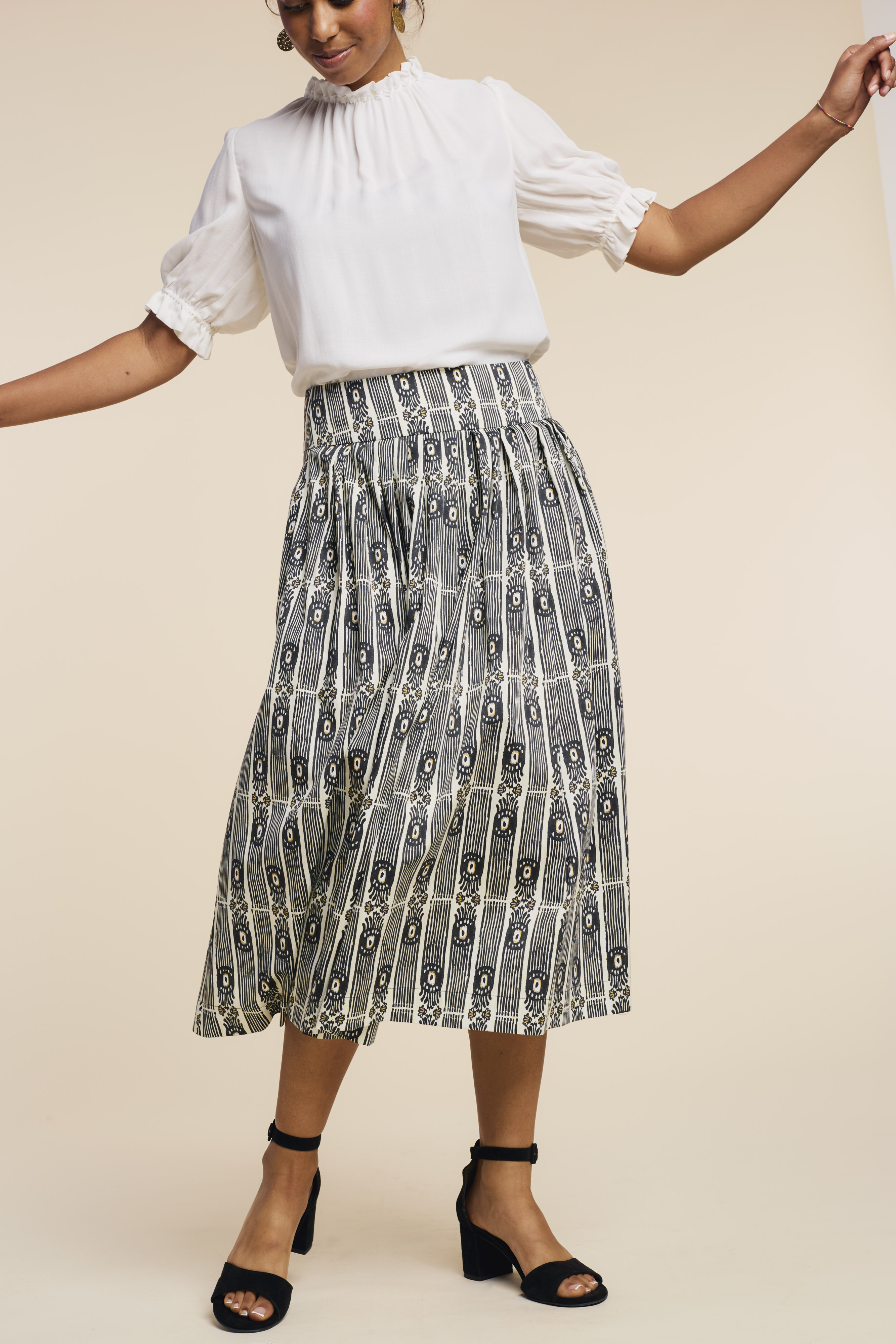 Trachenbluse-Rueschen-weiss-Erna