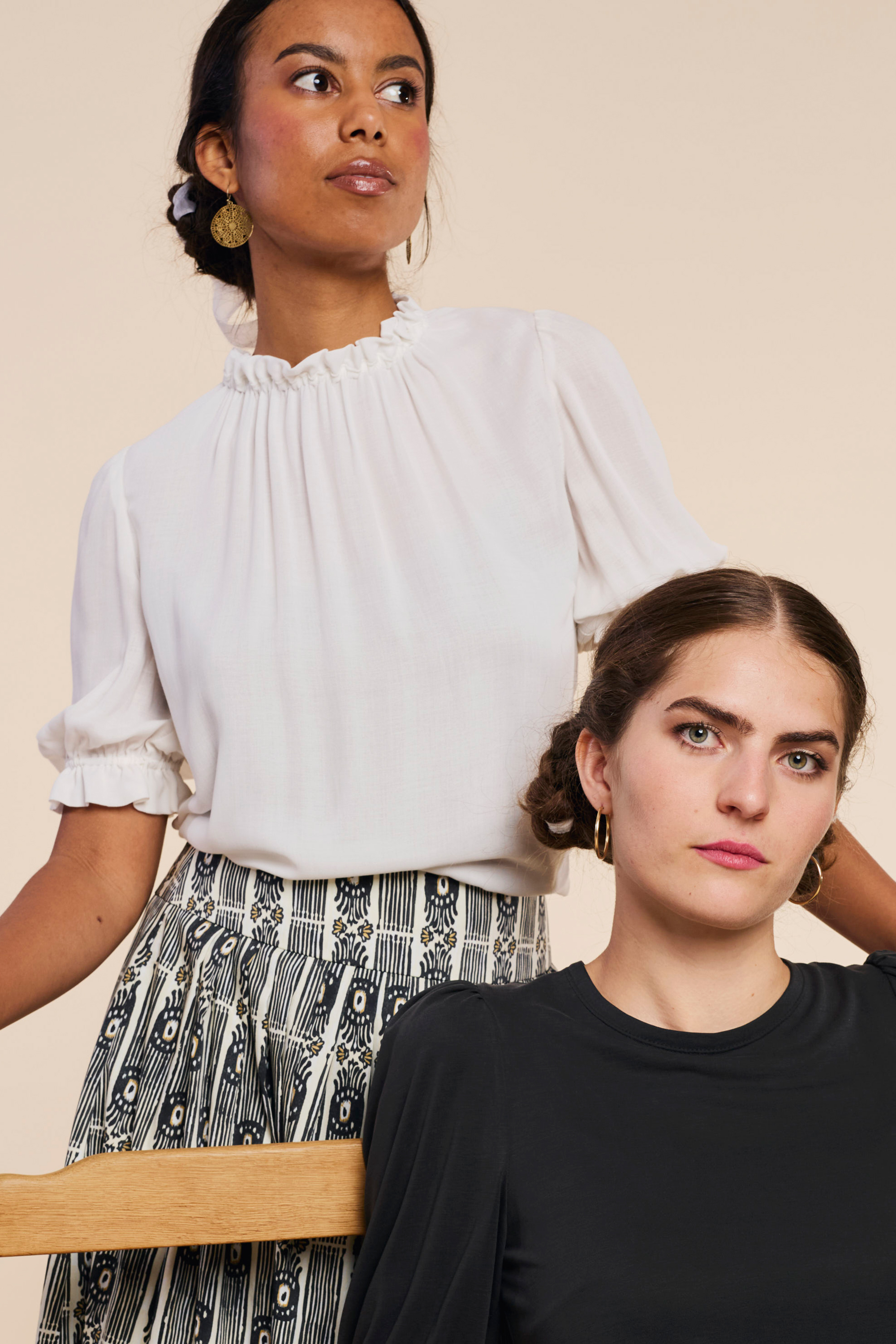 Trachenbluse-Rueschen-weiss-Erna