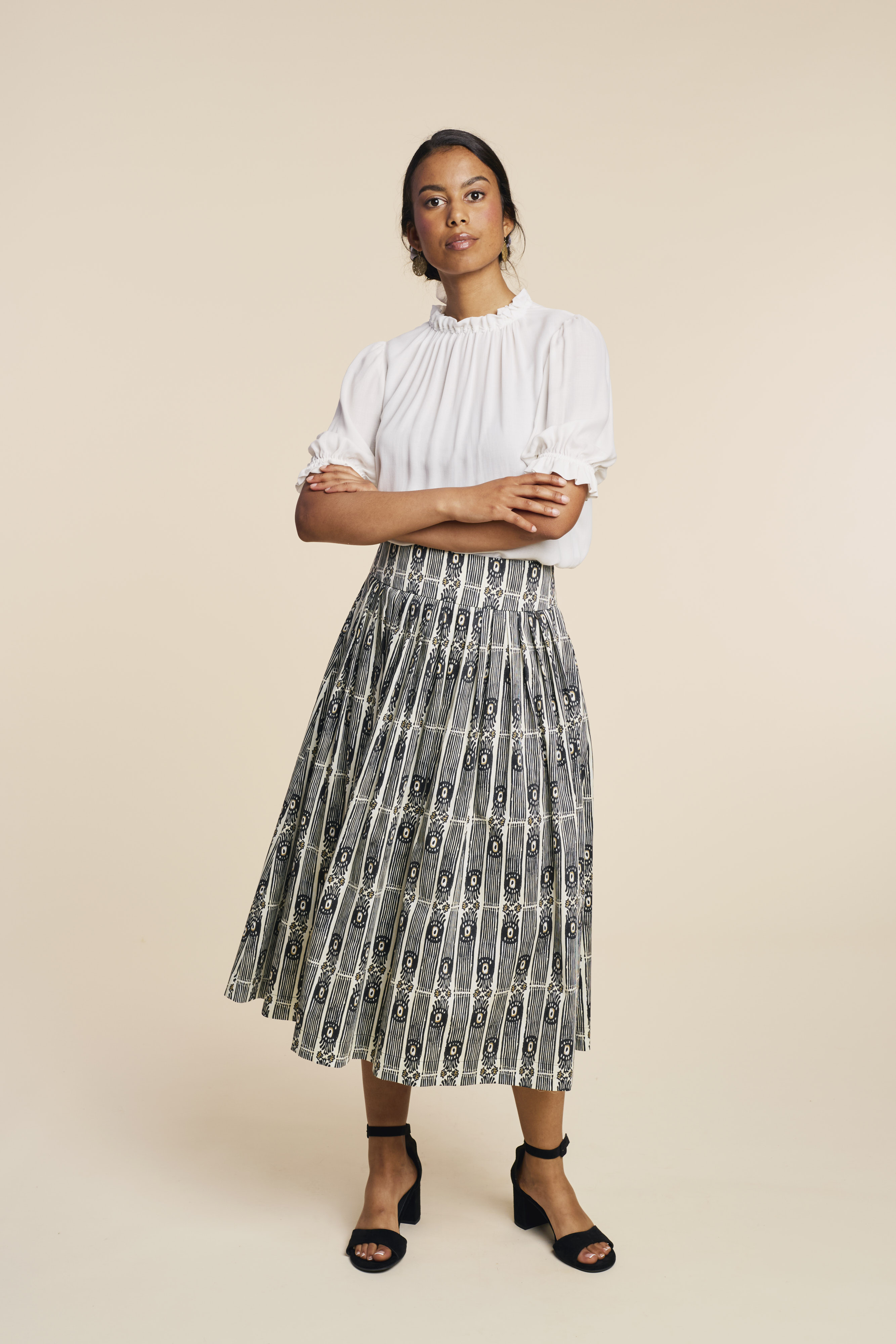 Trachenbluse-Rueschen-weiss-Erna