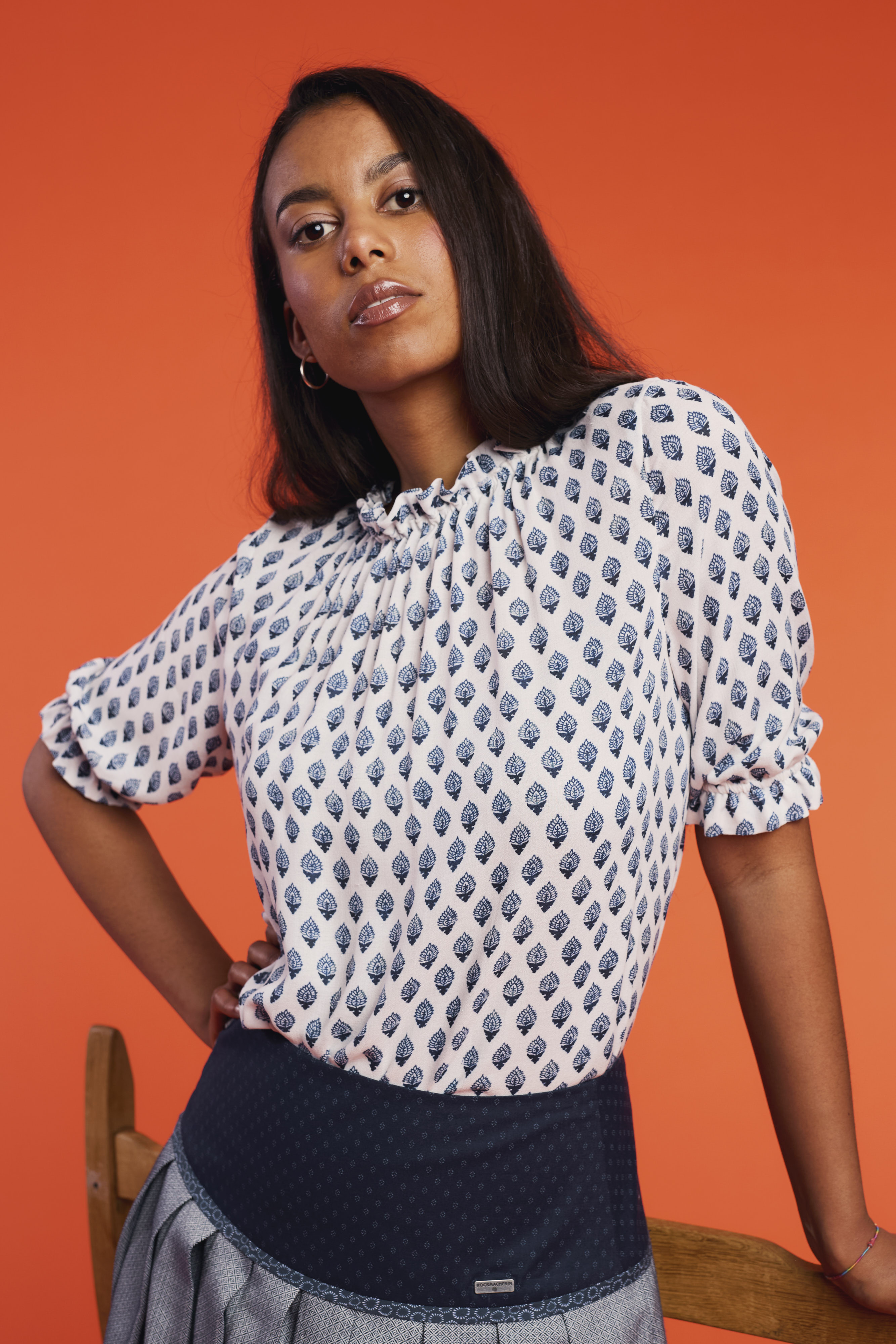 Trachenbluse-gemustert-Rueschen-blau-Erna