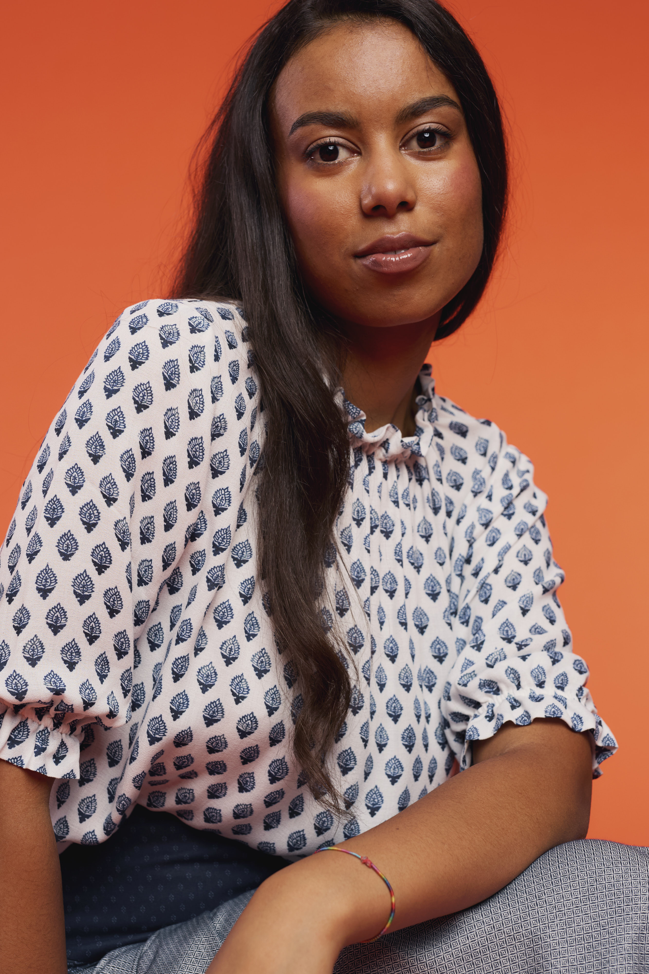 Trachenbluse-gemustert-Rueschen-blau-Erna