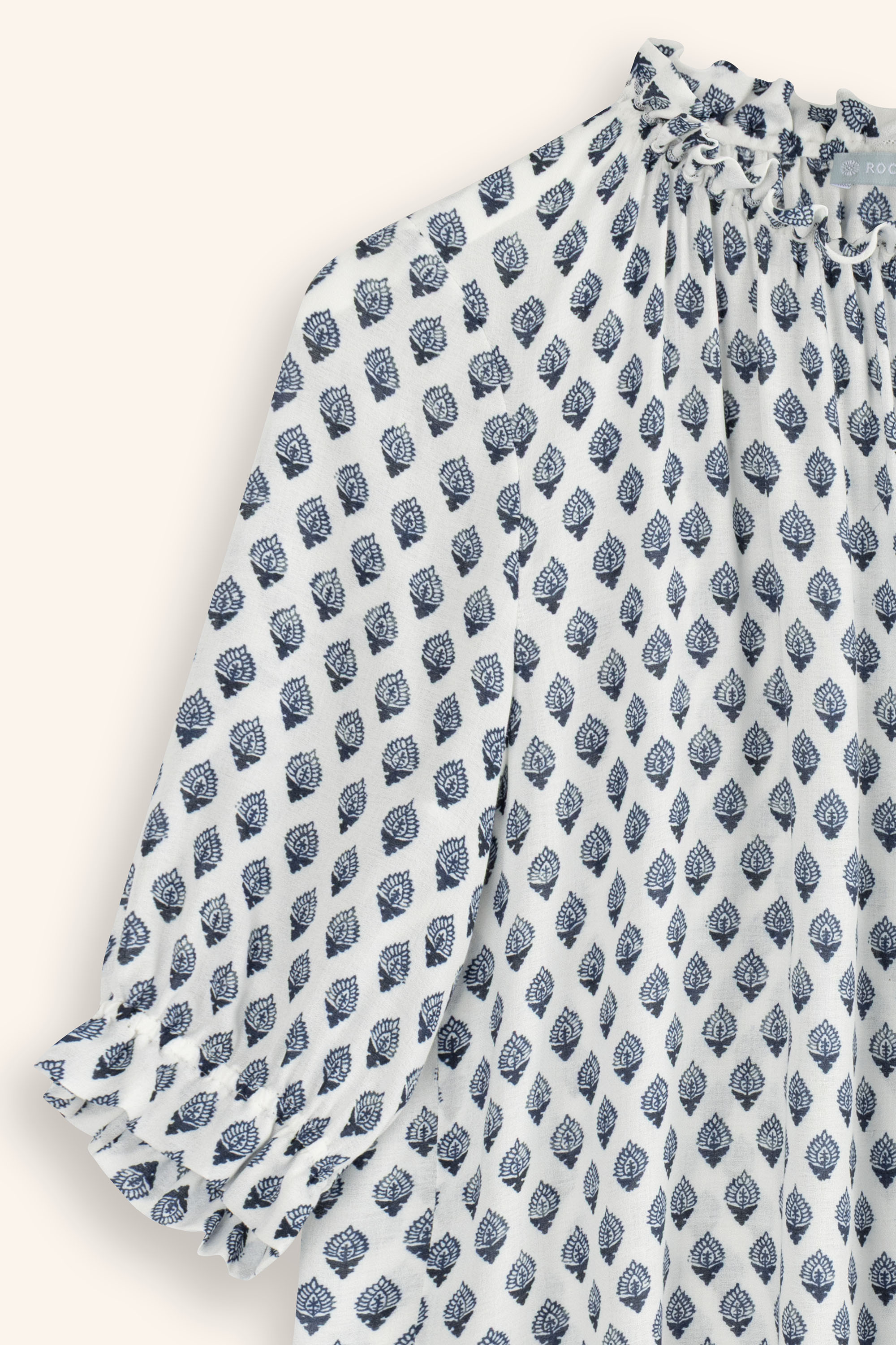 Trachenbluse-gemustert-Rueschen-blau-Erna