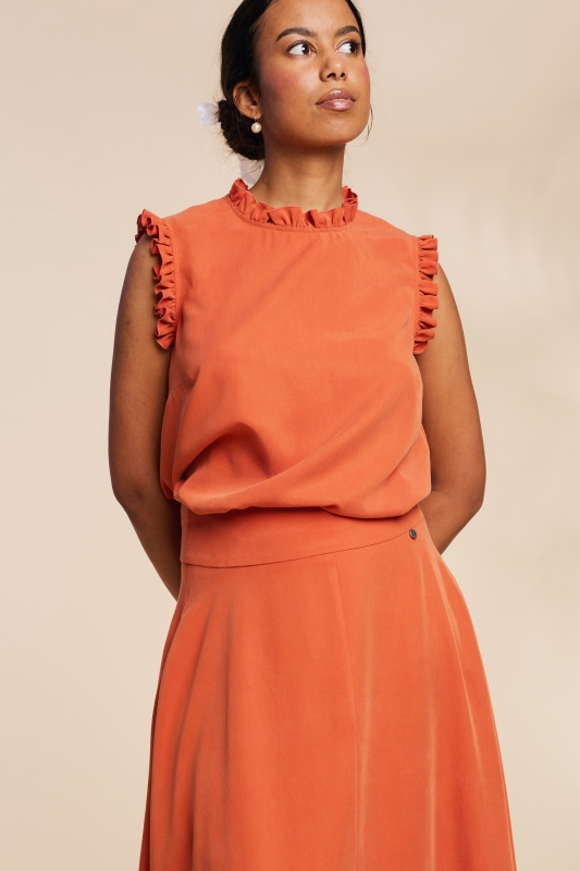 Trachtenbluse-Rueschen-aermellos-terracottarot-Iris