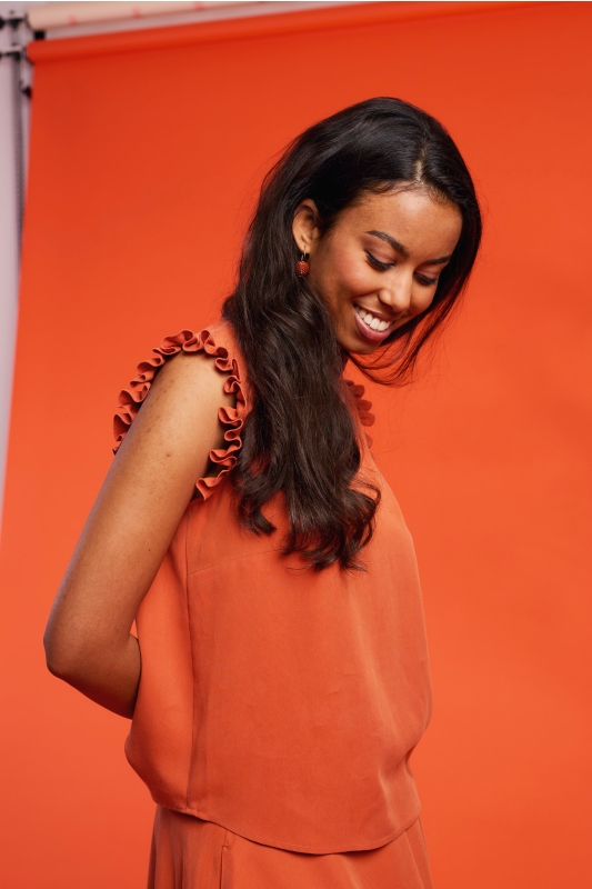 Trachtenbluse-Rueschen-aermellos-terracottarot-Iris