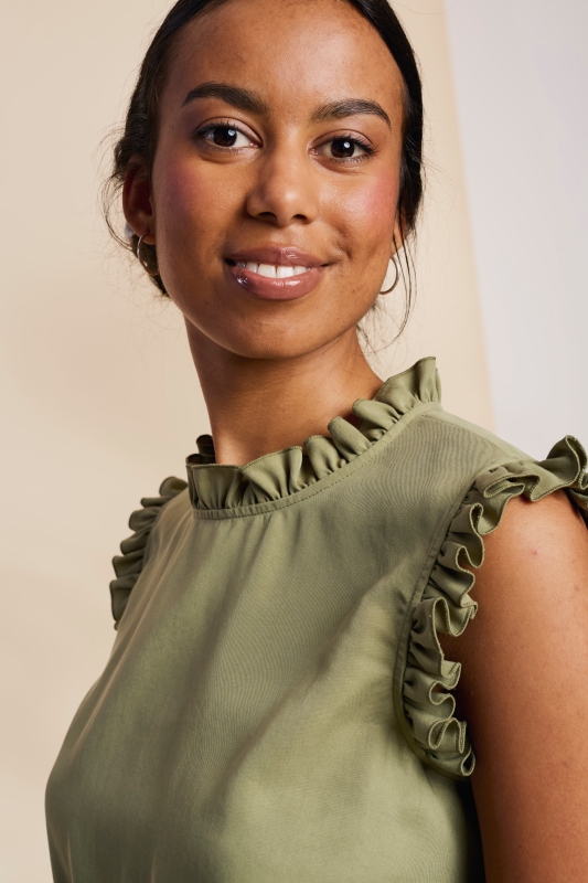 Trachtenbluse-Rueschen-aermellos-olivgruen-Iris