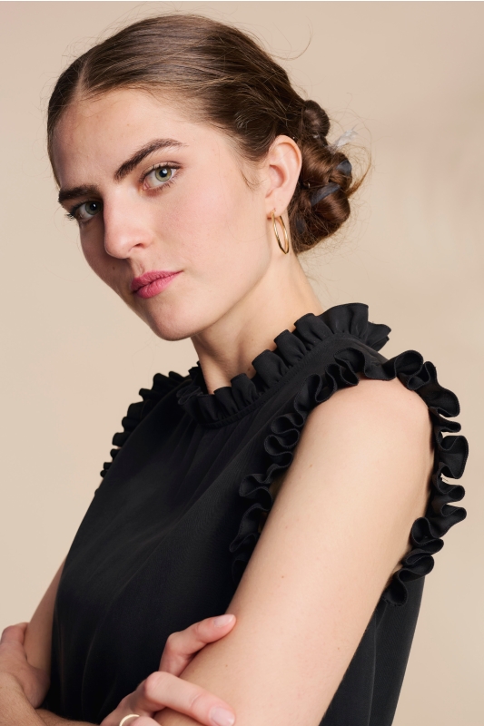 Trachtenbluse-Rueschen-aermellos-schwarz-Iris