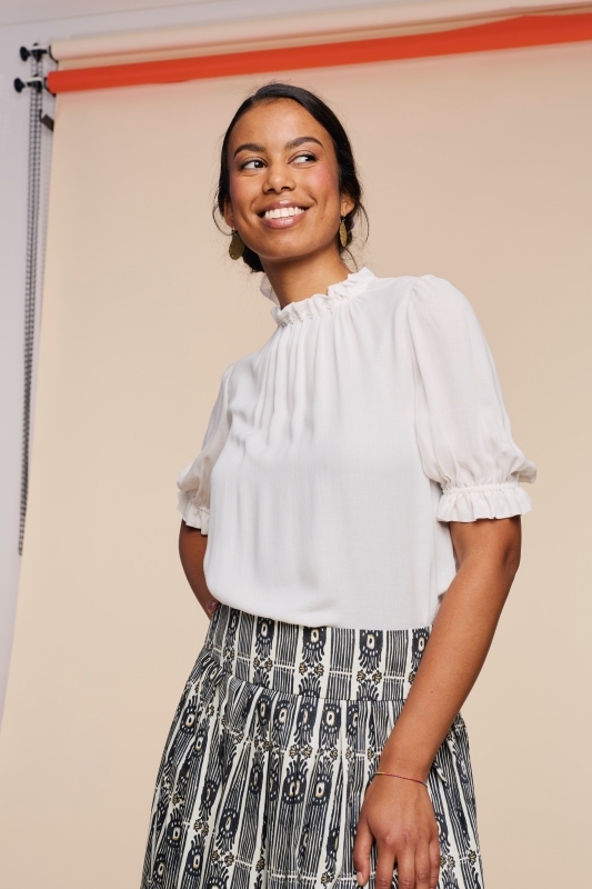 Trachenbluse-Rueschen-weiss-Erna