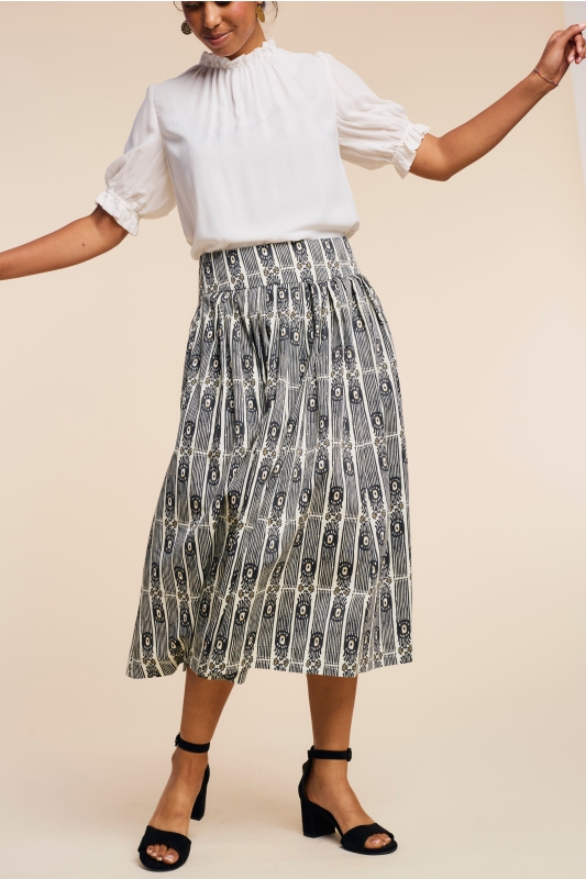 Trachenbluse-Rueschen-weiss-Erna