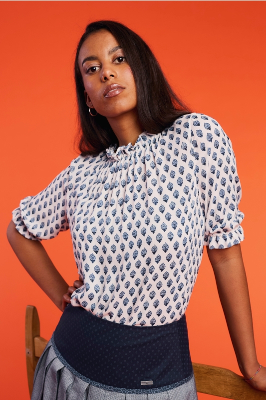 Trachenbluse-gemustert-Rueschen-blau-Erna