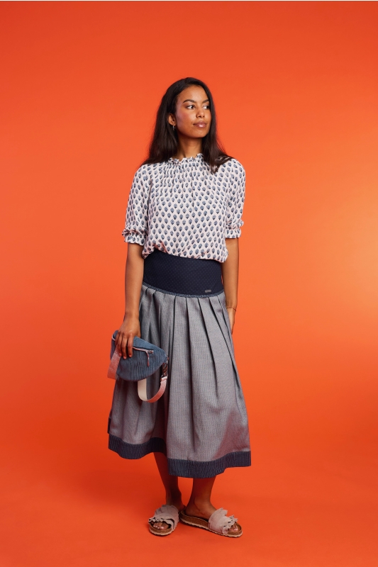 Trachenbluse-gemustert-Rueschen-blau-Erna