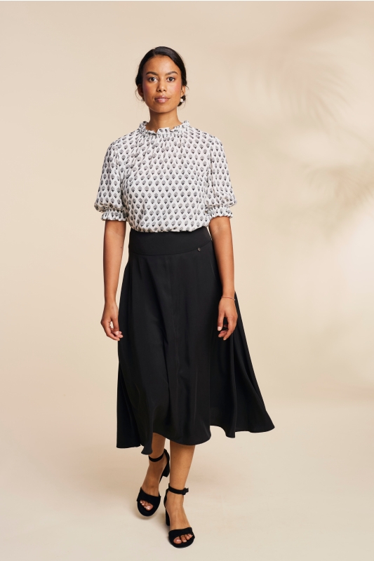 Trachenbluse-gemustert-Rueschen-schwarz-Erna